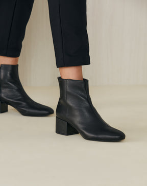 Bota Couro Salto Bloco Baixo Cano Curto com Zíper Essencial - Preto
